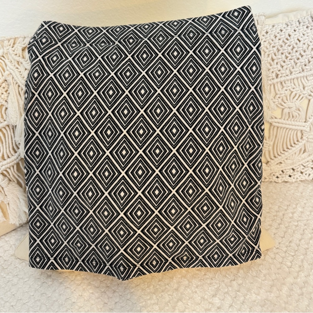 FOREVER 21 Miniskirt Boho Pattern, Bodycon. Black & White - Picture 4 of 5